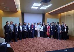�����ɏW�܂��Ă���l����

AI �����R���e���c�͌����܂މ\��������܂��B