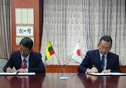 写真３　日ミャンマー両大臣による合意議事録への署名