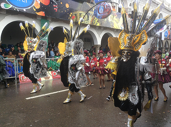 写真１	オルロのカーニバルのパレードの一部（筆者撮影）